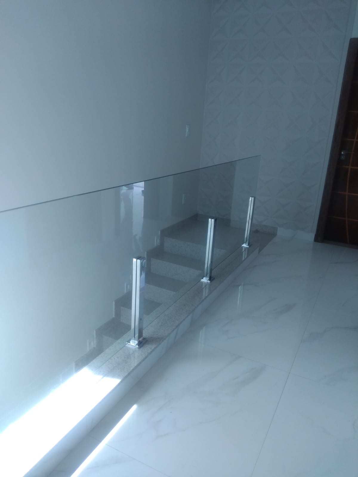 Guarda corpo escada, em vidro incolor e torres inox.jpeg